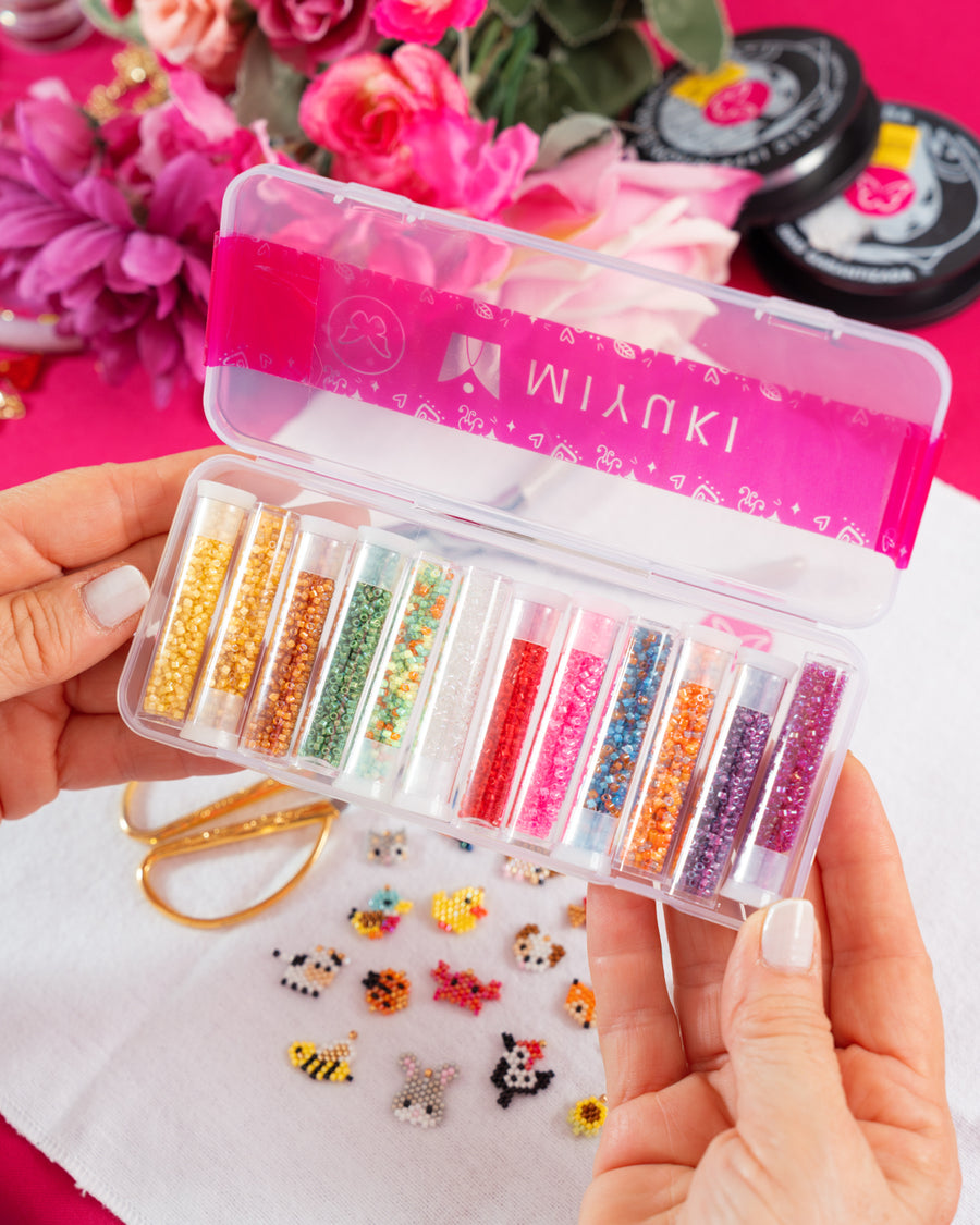 Caja organizadora Miyuki abierta con 12 tubitos de mostacillas de colores